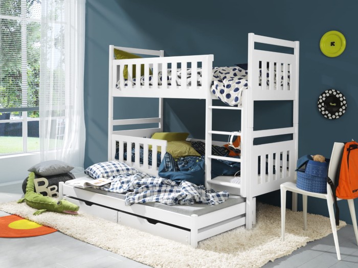 Weißes Etagenbett aus Holz mit zusätzlichem Ausziehbett im modernen Kinderzimmer.