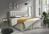 Modernes Boxspringbett in Beige mit senfgelber Decke und stilvoller Deko.