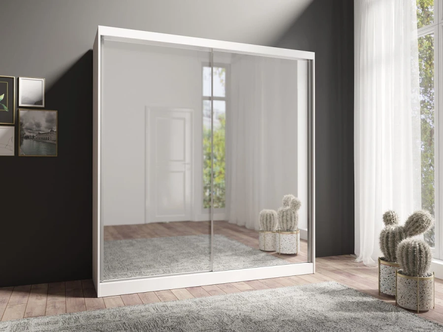 Breiter weißer Schwebetürenschrank mit zwei großen Spiegeltüren in modernem Schlafzimmer.