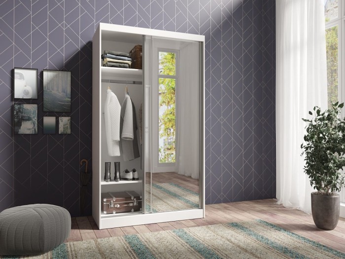 Schmaler weißer Kleiderschrank mit Spiegelschiebetüren, geöffnet mit Blick auf das Innenleben.