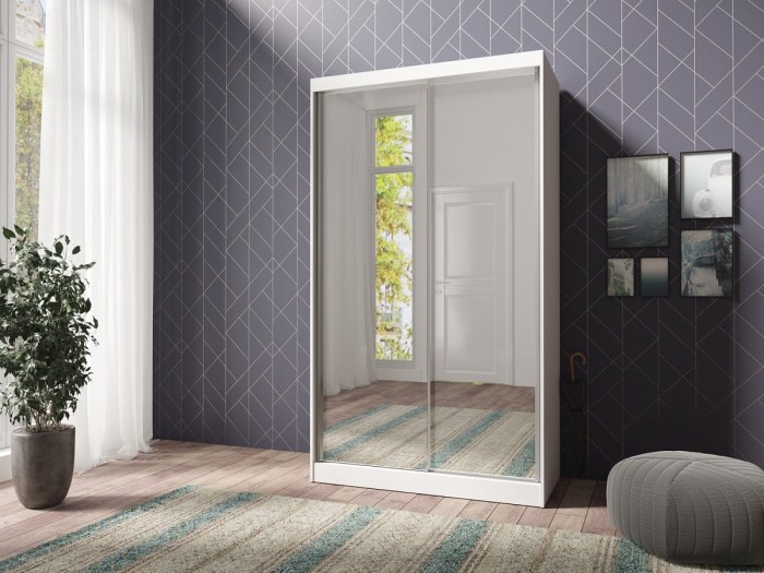 Kompakter weißer Schiebetürenschrank mit Spiegelfront vor geometrisch gemusterter Wand.