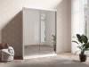 Großer weißer Spiegelschrank mit Schiebetüren für ein helles und freundliches Schlafzimmer.