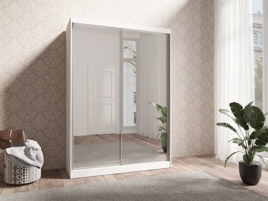 Großer weißer Spiegelschrank mit Schiebetüren für ein helles und freundliches Schlafzimmer.