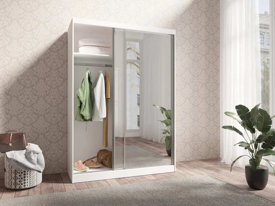 Weißer Schwebetürenschrank mit Ganzkörperspiegel, teilgeöffnet mit praktischer Innenausstattung.