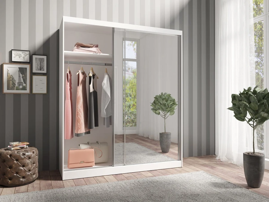 Weißer Schwebetürenschrank mit Spiegel, geöffnet mit Kleiderstange und Regalfach im eingerichteten Schlafzimmer.