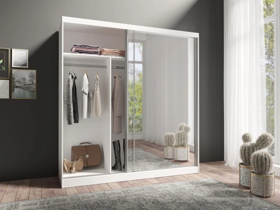 Weißer Schrank mit Spiegeltür, Innenausstattung mit Kleiderstange und Fächern für Taschen und Schuhe.