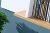 Schwebendes Wandregal in Holzoptik mit aufgereihten CDs.