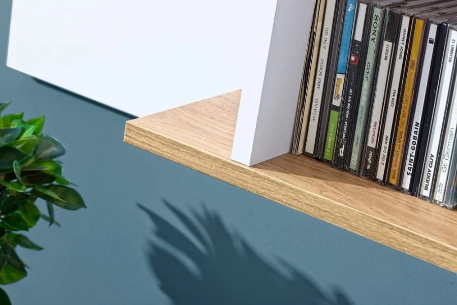 Schwebendes Wandregal in Holzoptik mit aufgereihten CDs.