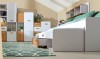 Komplettes Jugendzimmer-Set in Weiß und Eiche mit Bett, Schrank und Regalen.