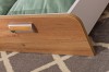 Nahaufnahme eines Bettkastens aus Holz mit abgerundeter Ecke und modernem Griff.