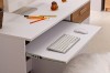Moderner weißer Schreibtisch mit ausziehbarem Tastaturfach, Maus und Tastatur.