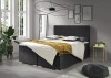 Anthrazitfarbenes Samt-Boxspringbett in einem stilvoll eingerichteten Schlafzimmer.