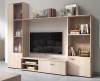 Moderne TV-Wohnwand in heller Eiche-Optik mit Vitrine und Regalen.