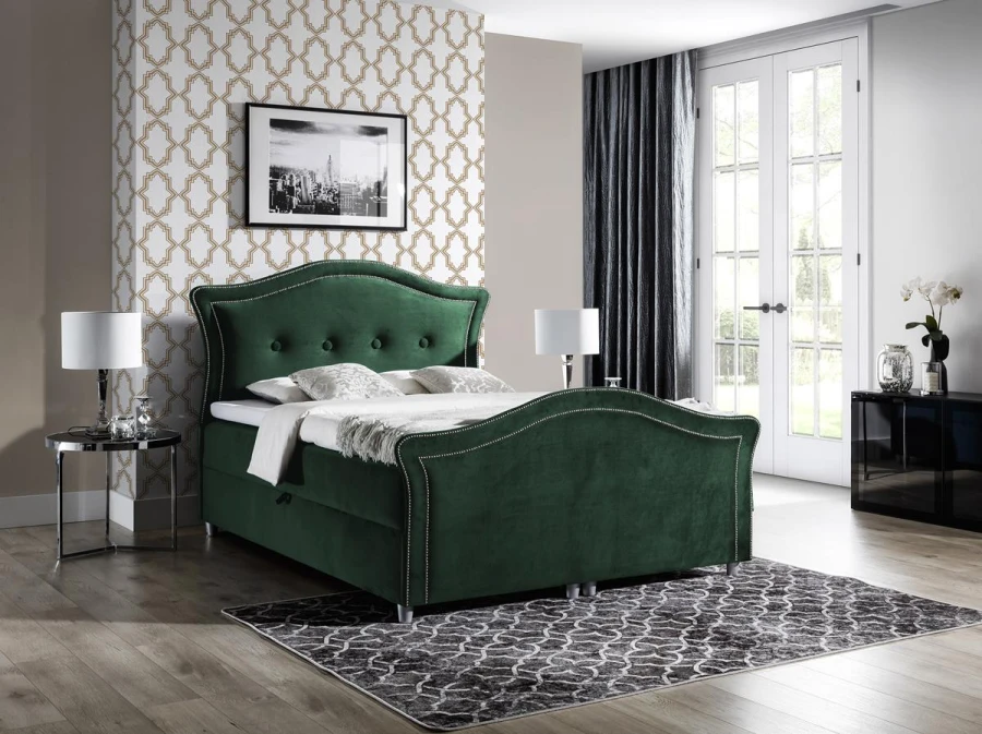 Elegantes Polsterbett in Dunkelgrün mit Samtbezug und dekorativer Knopfheftung.