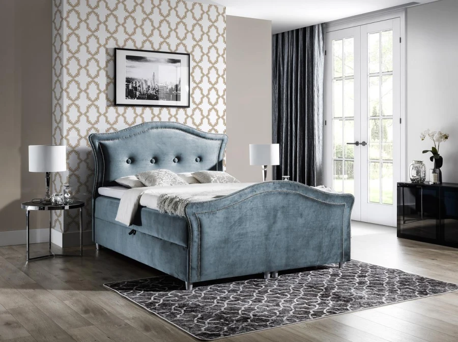Stilvolles hellblaues Samtbett mit hoher Rückenlehne für ein modernes Schlafzimmer.