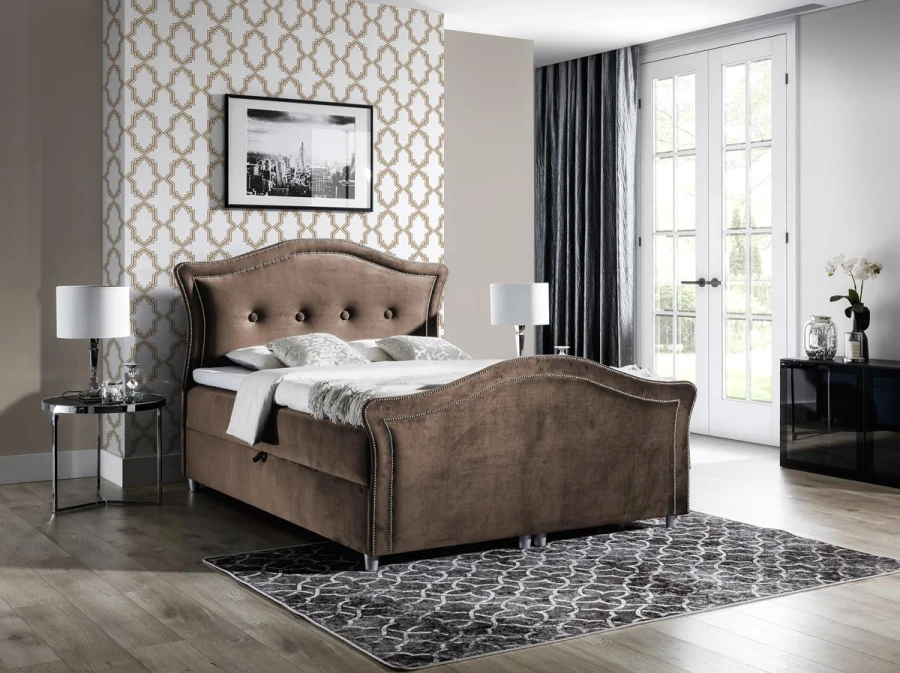 Elegantes braunes Bett mit geschwungenem Kopfteil und Knopfheftung für Schlafzimmer.