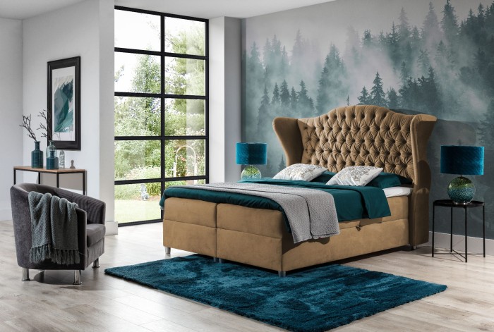 Beiges Boxspringbett mit markantem Kopfteil und gemütlichem Design.
