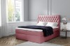 Altrosa Boxspringbett mit Chesterfield-Kopfteil und glitzernden Knöpfen.