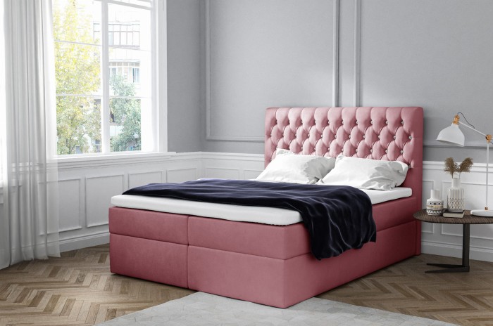 Altrosa Boxspringbett mit Chesterfield-Kopfteil und glitzernden Knöpfen.