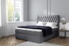 Anthrazitfarbenes Boxspringbett mit luxuriösem Chesterfield-Kopfteil.