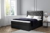 Schwarzes Boxspringbett mit dekorativer Steppung am Kopfteil für modernes Wohnen.