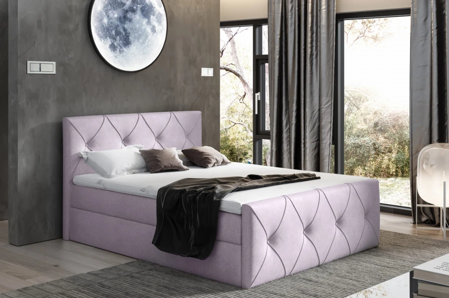 Fliederfarbenes Boxspringbett mit gepolstertem Kopfteil und moderner Wanddekoration im Zimmer.