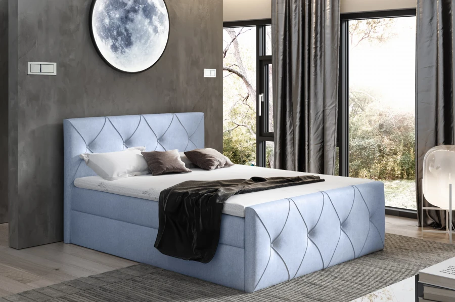 Hellblaues Boxspringbett mit dekorativem Rautenmuster und hochwertigem Stoff im Schlafzimmer.