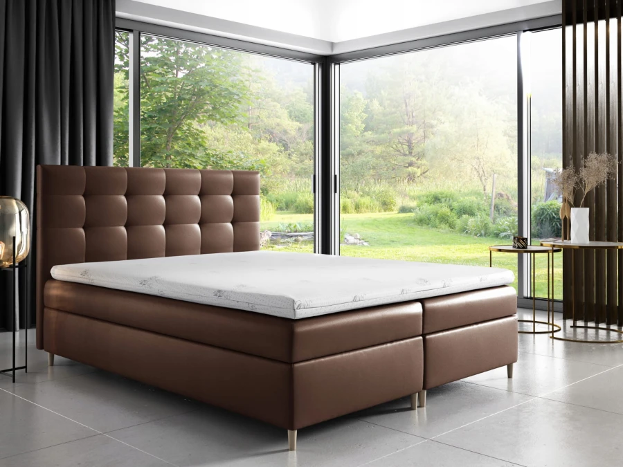 Klassisches braunes Boxspringbett mit hochwertiger Steppung im Schlafzimmer.