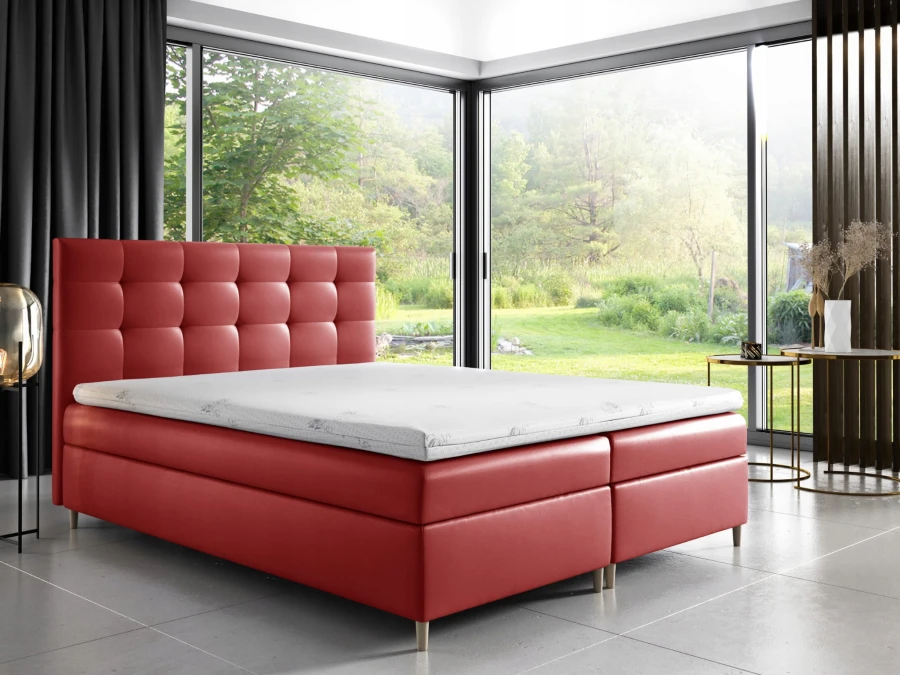 Modernes rotes Boxspringbett als Farbakzent in hellem Schlafzimmer-Design.
