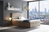 Beiges Polsterbett im modernen Design in einem hellen Schlafzimmer mit Skyline-Blick.
