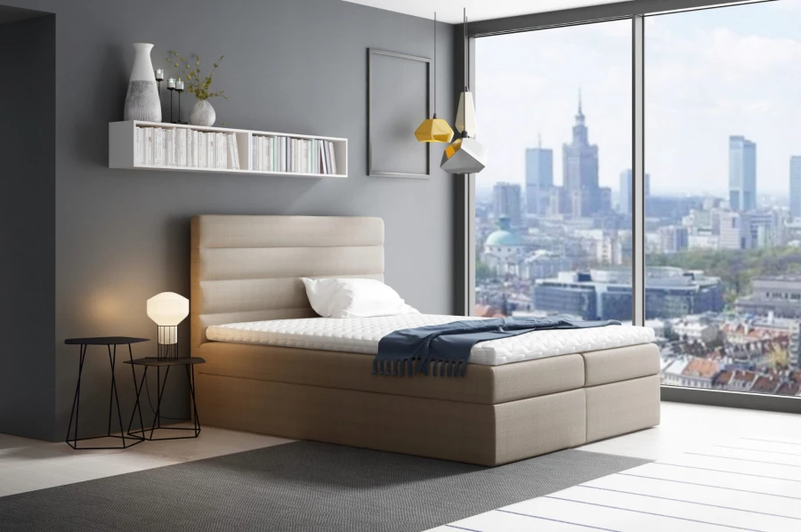 Beiges Polsterbett im modernen Design in einem hellen Schlafzimmer mit Skyline-Blick.