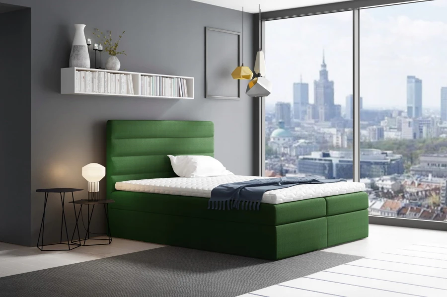 Grünes Boxspringbett in modernem Ambiente mit Panoramablick auf die Stadt.