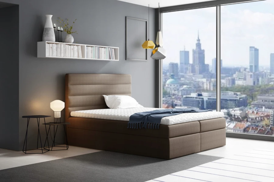 Braunes Polsterbett mit abgestepptem Kopfteil in stilvollem Schlafzimmer-Interieur.