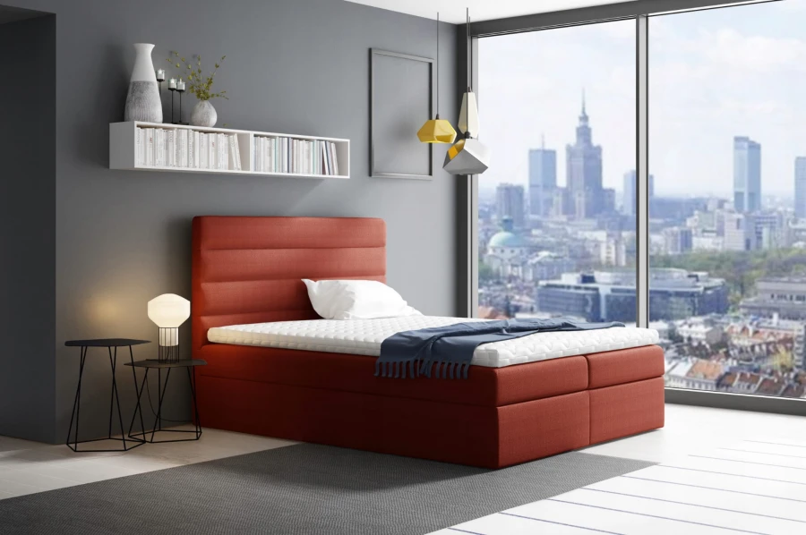 Modernes Boxspringbett in Rostrot vor einem Fenster mit Stadtblick im Schlafzimmer.