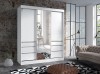 Grote witte kledingkast met spiegel in een moderne slaapkamer met loft-design.