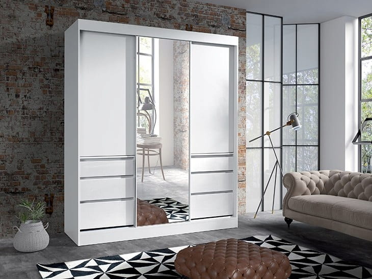Großer weißer Kleiderschrank mit Spiegel in einem modernen Schlafzimmer mit Loft-Design.