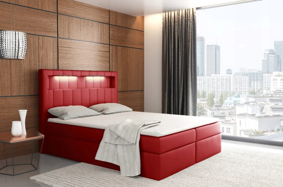 Rotes Boxspringbett als Farbakzent mit LED-Beleuchtung im Kopfteil, modernes Schlafzimmer-Design.