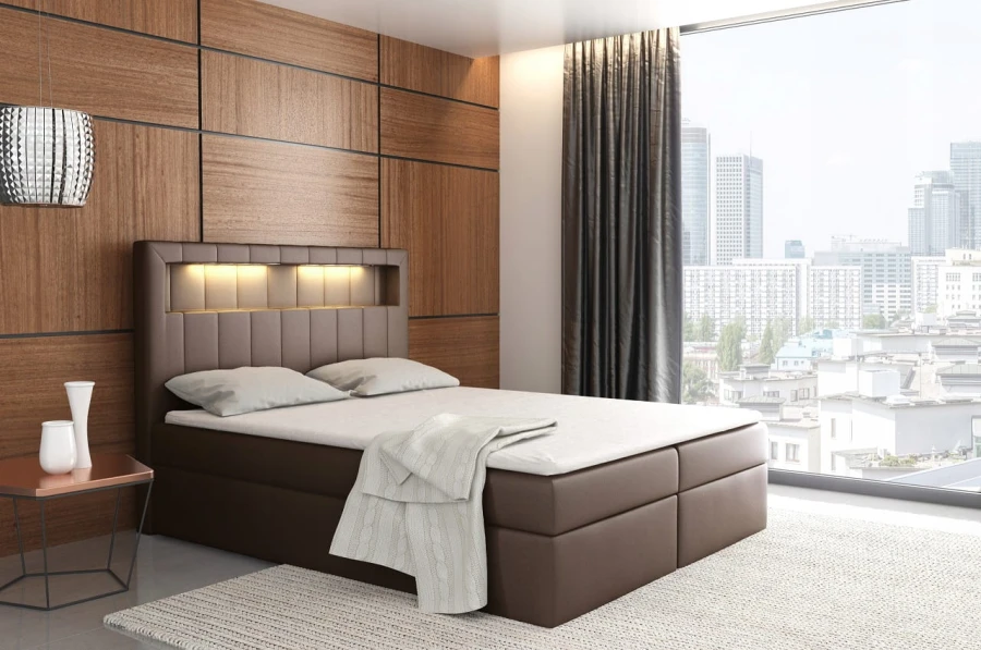Braunes Boxspringbett mit beleuchtetem Kopfteil vor Stadt-Panorama, elegantes Design für das Schlafzimmer.