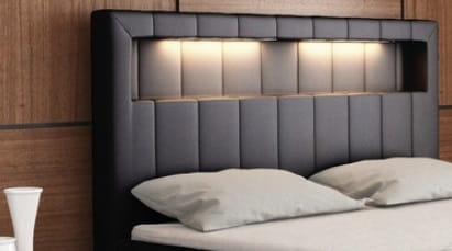 Detailansicht Kopfteil Boxspringbett mit integrierter LED-Beleuchtung und vertikaler Steppung.