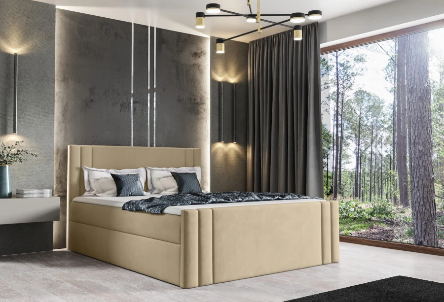 Elegantes beiges Boxspringbett im hellen Schlafzimmer mit Waldaussicht.