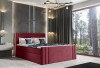 Exklusives weinrotes Polsterbett in modernem Schlafzimmer-Ambiente.