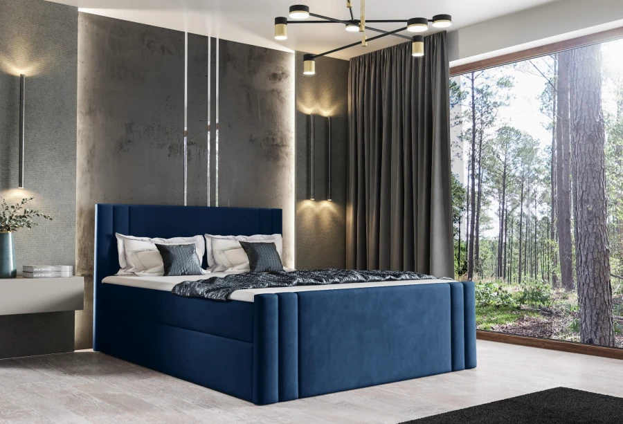 Modernes blaues Polsterbett in luxuriösem Schlafzimmer mit Blick ins Grüne.