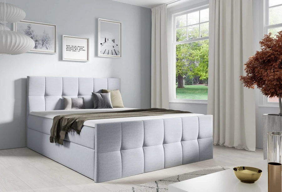 Hellblaues Boxspringbett mit gestepptem Kopfteil und Fußteil in modernem Schlafzimmer.