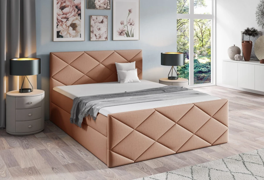 Beiges Polsterbett mit dekorativem Rautenmuster und gepolstertem Rahmen in hellem Schlafzimmer-Ambiente.
