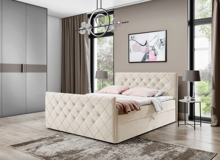 Cremefarbenes Boxspringbett mit dekorativer Steppung und Kristalldetails im Schlafzimmer.