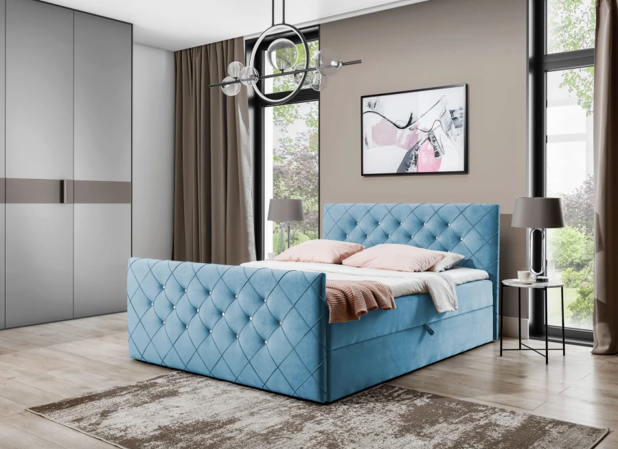 Hellblaues Polsterbett mit edler Knopfheftung und Glitzersteinen im Schlafzimmer
