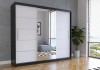 Eleganter Schwebetürenschrank in Schwarz und Weiß mit großem Spiegel, modern gestaltet.
