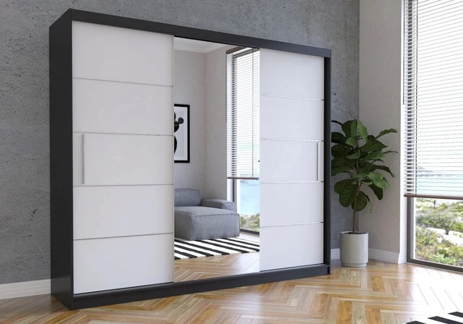 Eleganter Schwebetürenschrank in Schwarz und Weiß mit großem Spiegel, modern gestaltet.