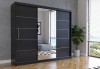 Großer schwarzer Kleiderschrank mit Schiebetüren und Spiegel, minimalistisches Design.