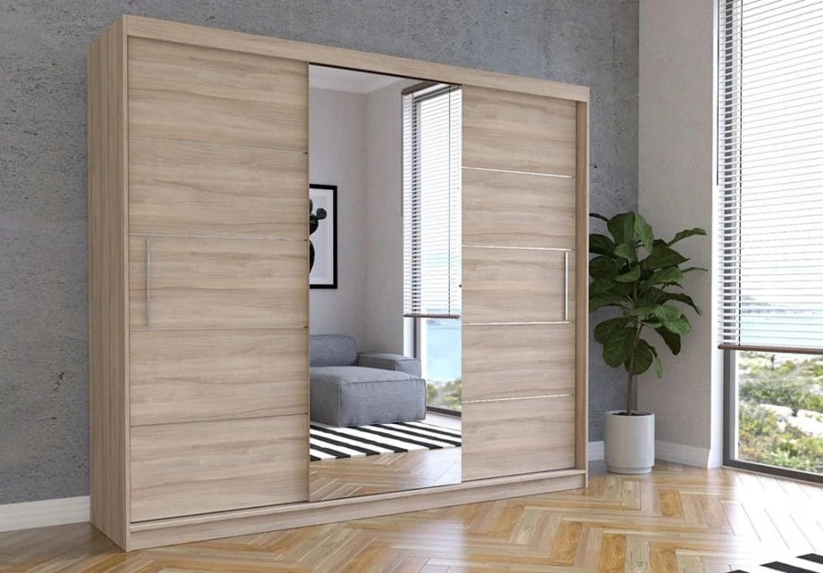 Moderner Kleiderschrank in Eiche-Nachbildung mit drei Schiebetüren und großem Spiegel in der Mitte.